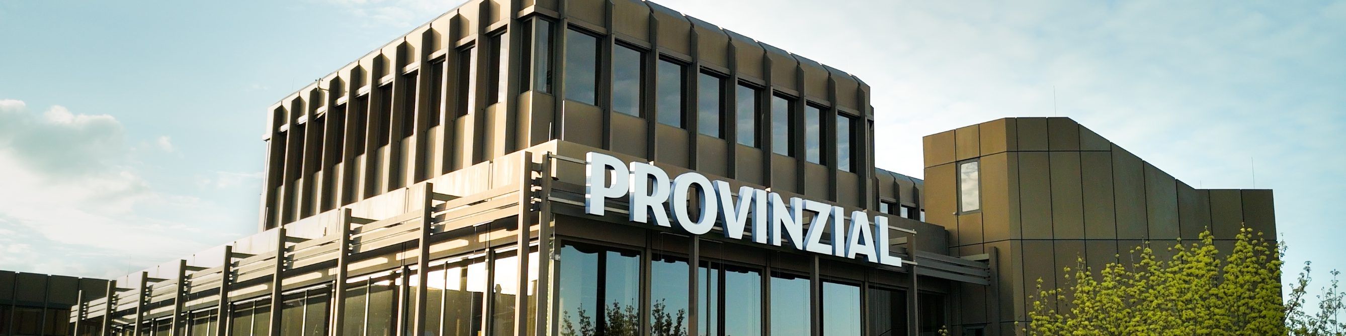 Blick auf das Provinzial Logo am Gebäude am Standort Kiel