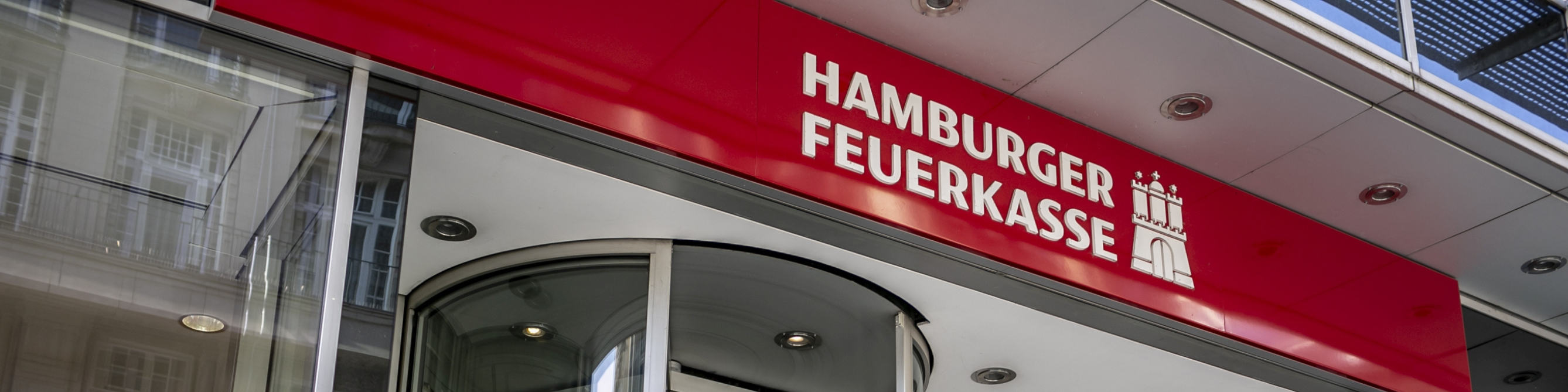 Blick auf das HFK Logo am Gebäude am Standort Hamburg