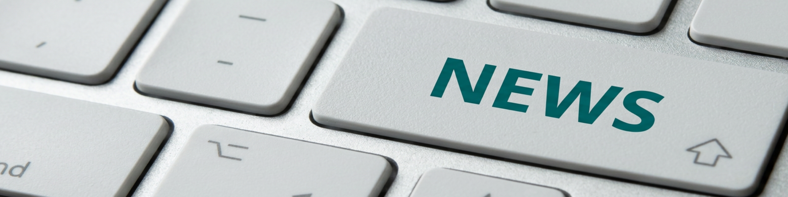 Nahaufnahme einer Tastatur mit Fokus auf eine Taste auf welcher "News" steht