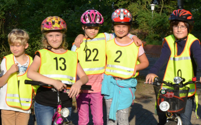 Foto zur Aktion Sattelfest in Schleswig-Holstein. Kinder auf Fahrrädern.