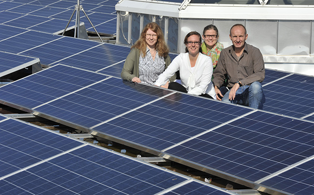 Mitarbeiter der Westfaelischen Provinzial auf einem Solardach