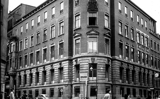 Das Gebäude nach der Aufstockung 1954.
