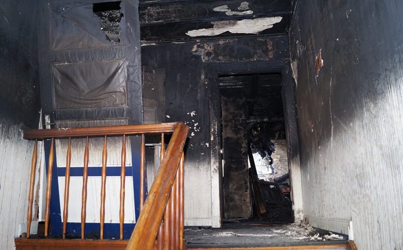 Verrußtes Treppenhaus nach Dachstuhlbrand im November 2014.