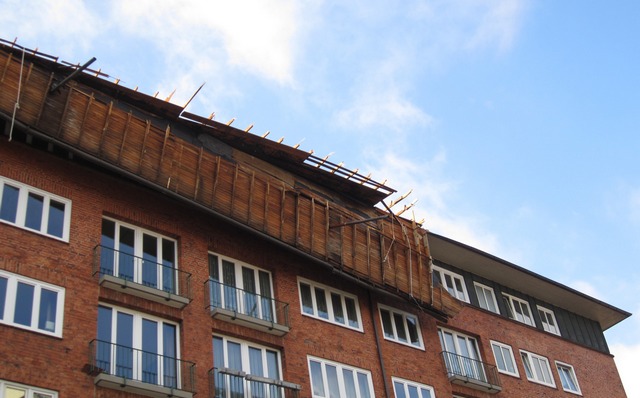 Abgedecktes Dach eines Mehrfamilienwohnhauses Höhe Mundsburg