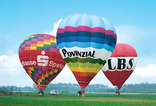 Heißluftballons mit den Logos der Verbundpartner