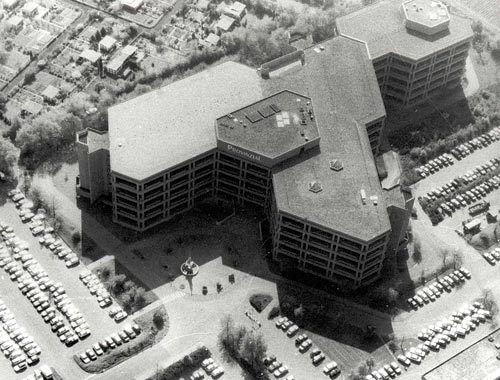 Der Anbau an das Hauptgebäude Anfang der 80er Jahre ist auf diesem Bild noch deutlich zu erkennen