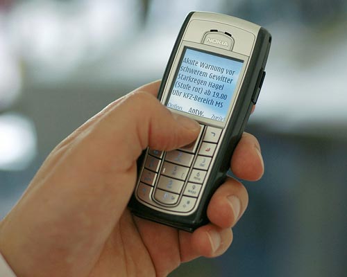 Mit WIND sind Provinzial-Kunden immer rechtzeitig gewarnt: Ihr Handy empfängt Unwetter-Warnungen per SMS.